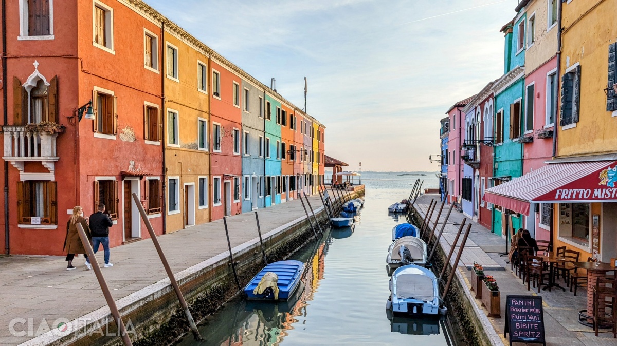 Plimbă-te prin Burano pentru a admira casele colorate.