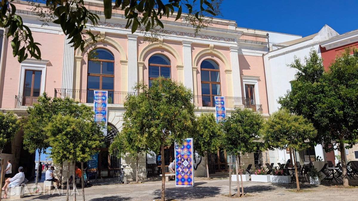 &Icirc;n Palazzo Rendella &icirc;și are sediul Biblioteca din Monopoli.