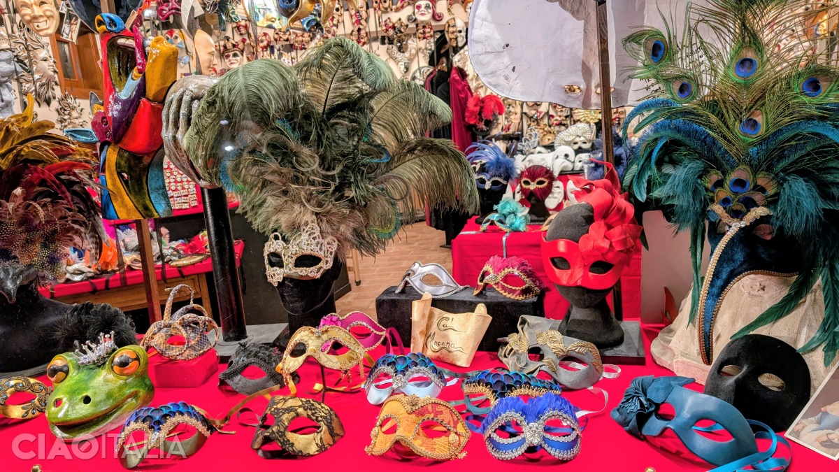 Tot din anul 1984 este și atelierul Ca' Macana.