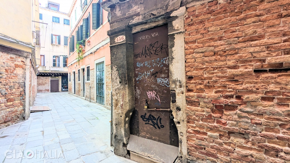 Ușa de pe Calle Arco 456 permitea trecerea butoaielor cu vin.