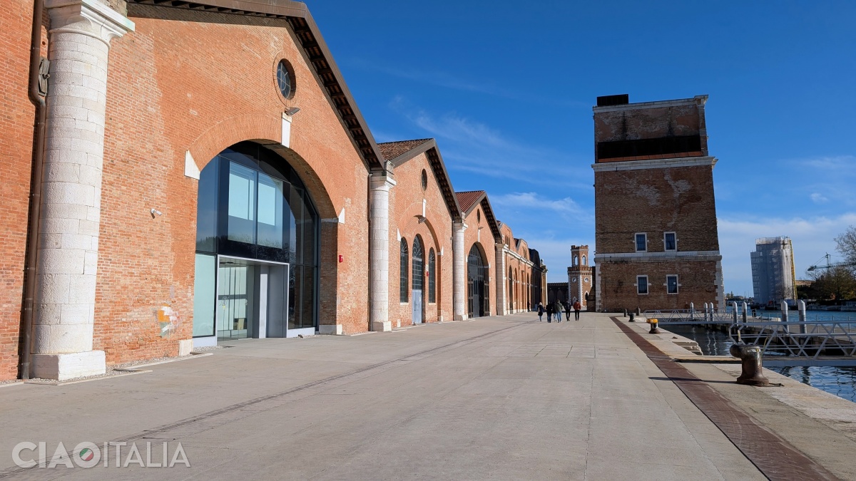 Turnul Arsenalului se află spre st&acirc;nga, imediat ce ieși din Barul Tesa 105.