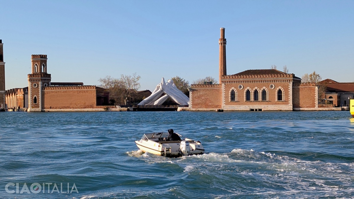 Poți vedea "Building Bridges" și de pe vaporetto.