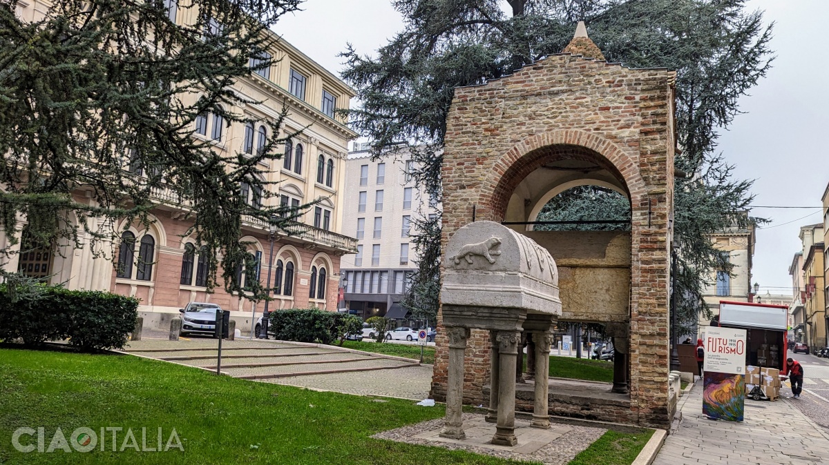 Piazza Antenore, cu mausoleul lui Antenore și mormântul poetului Lovato de' Lovati.