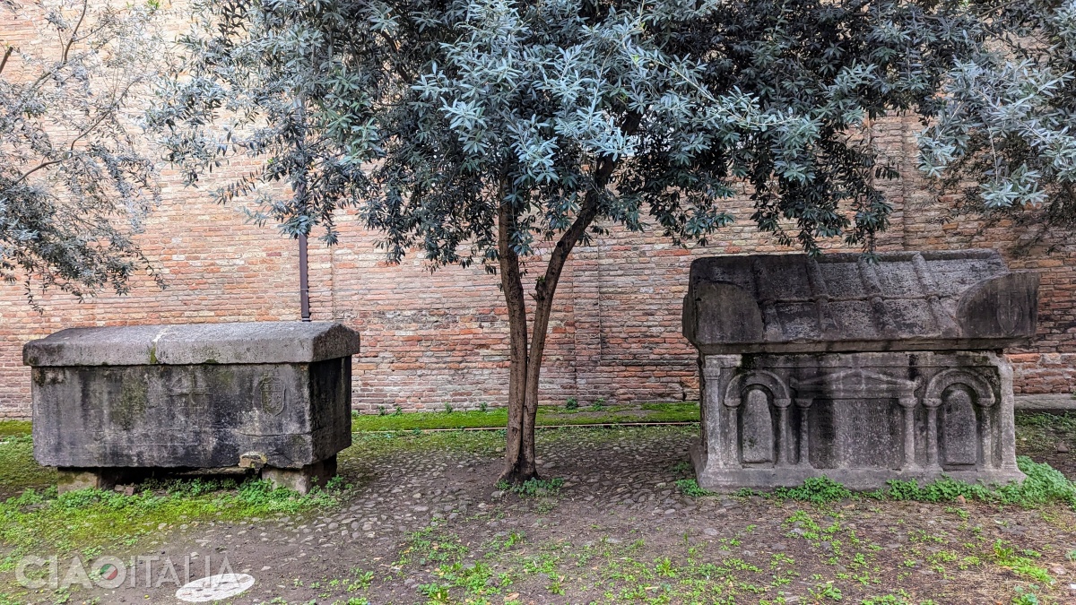 Cele două sarcofage medievale din curtea bisericii