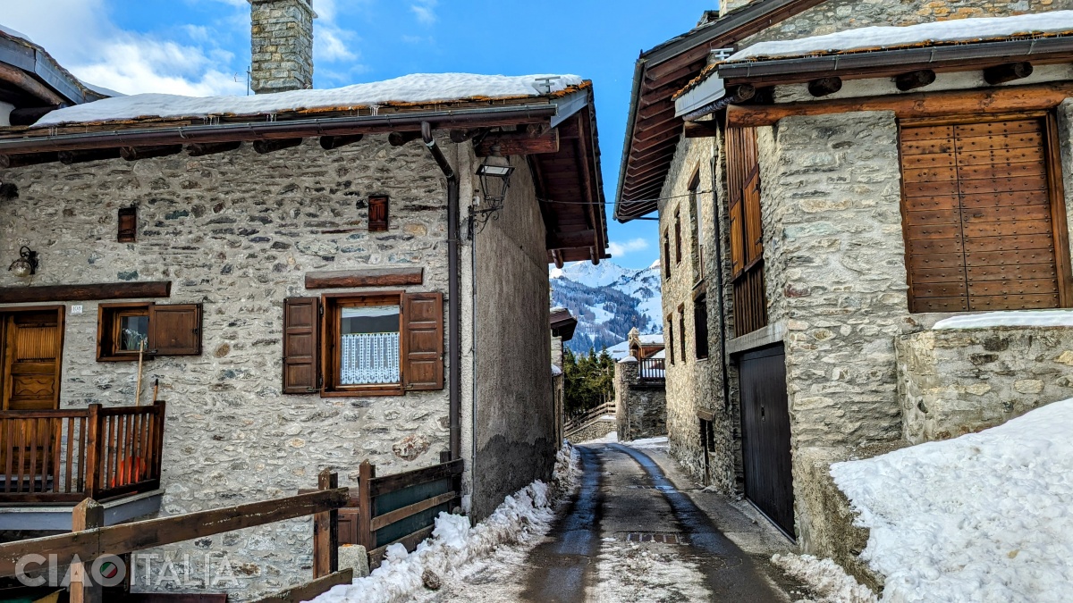 Străzi înguste și case din piatră în La Thuile