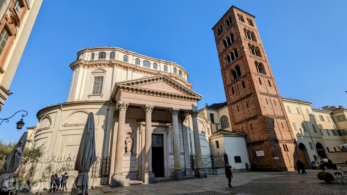 Chiesa della Consolata, cu fațadă neoclasică și turnul clopotniței, în stil romanic.