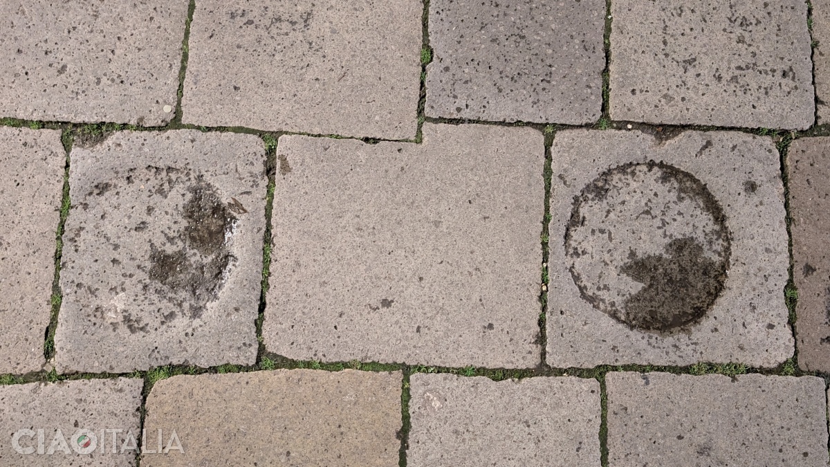 Urmele circulare din Campo Santo Stefano