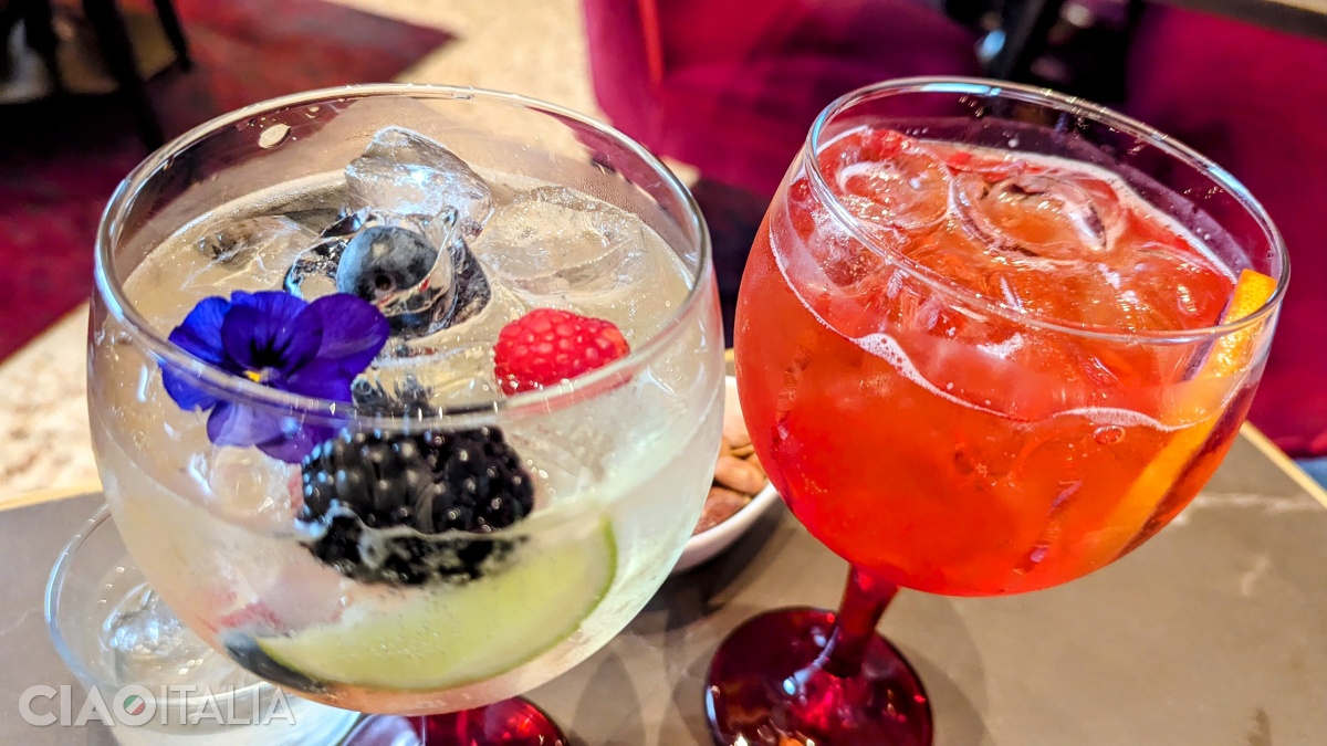 Spritz alla Scala și Campari Spritz la barul Foyer, de lângă muzeu