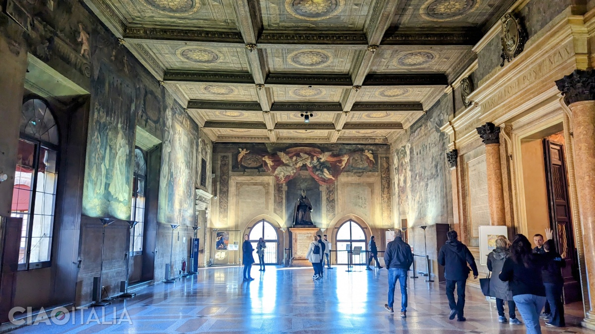 Sala Farnese, de unde se intră spre Turnul cu ceas și spre Colecțiile Municipale de Artă