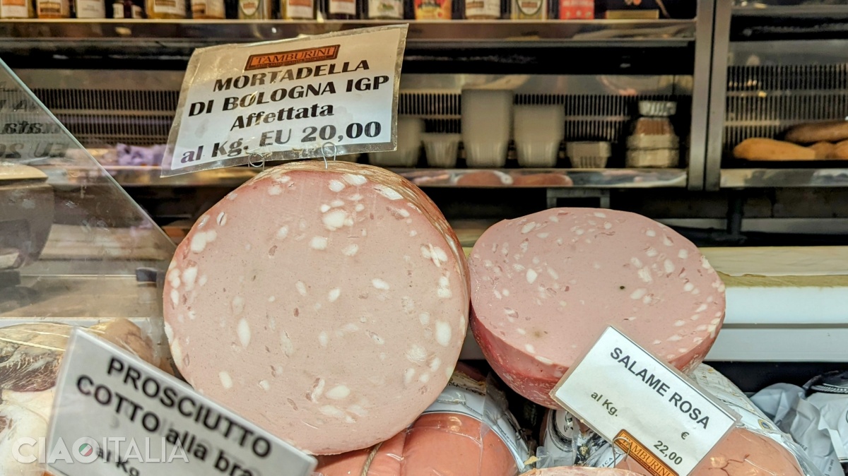 Mortadella se găsește în toate băcăniile din Bologna.