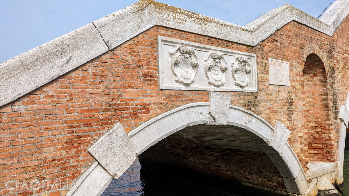 Blazoane din piatră pe Ponte dei Tre Archi