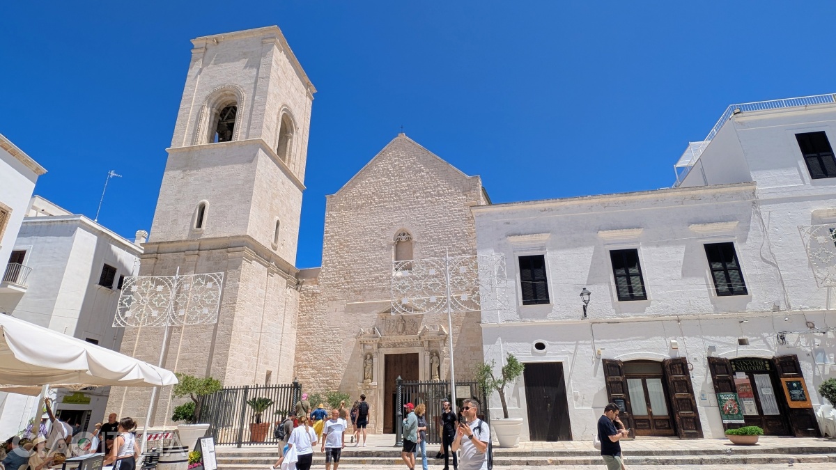 Biserica Santa Maria Assunta domină Piazza Vittorio Emanuele II.