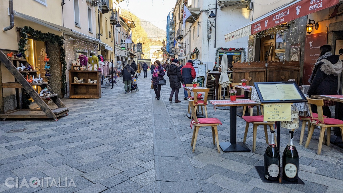 Via Sant'Anselmo este plină de magazine și restaurante.