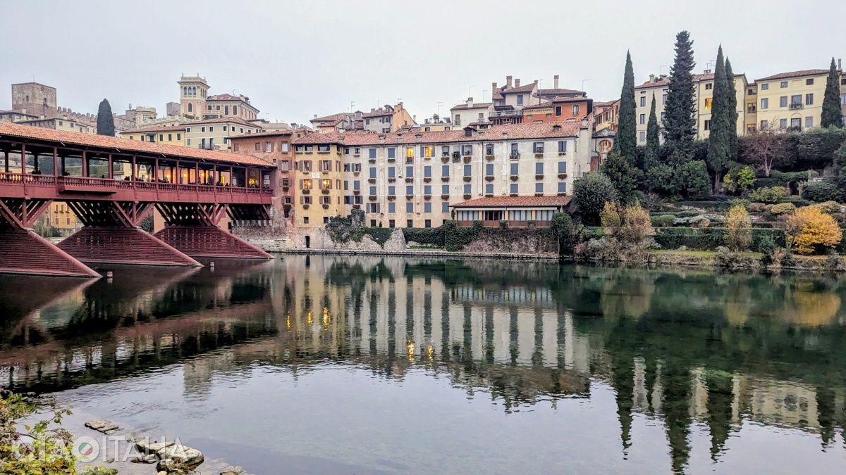 Vederea spre pod din Via Macello