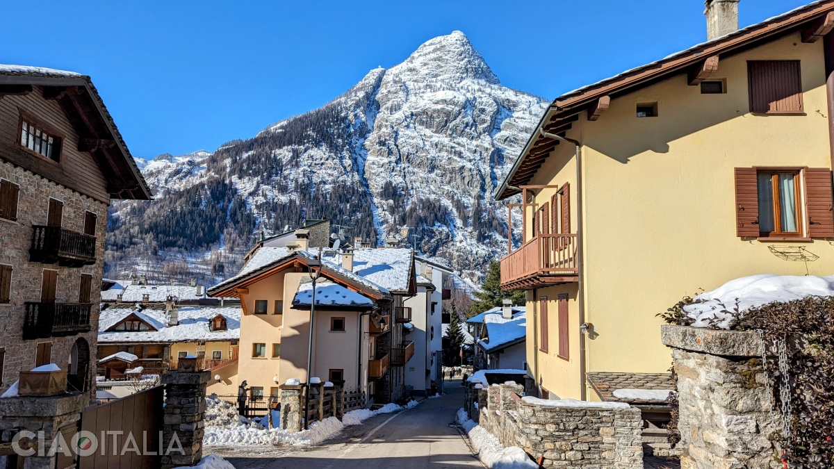 Muntele este omniprezent în Courmayeur.