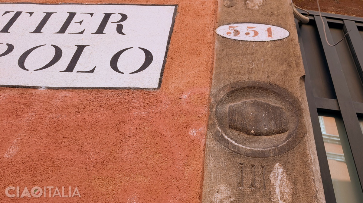 La nr. 551 este sculptat un butoi, simbol al breslei dogarilor.