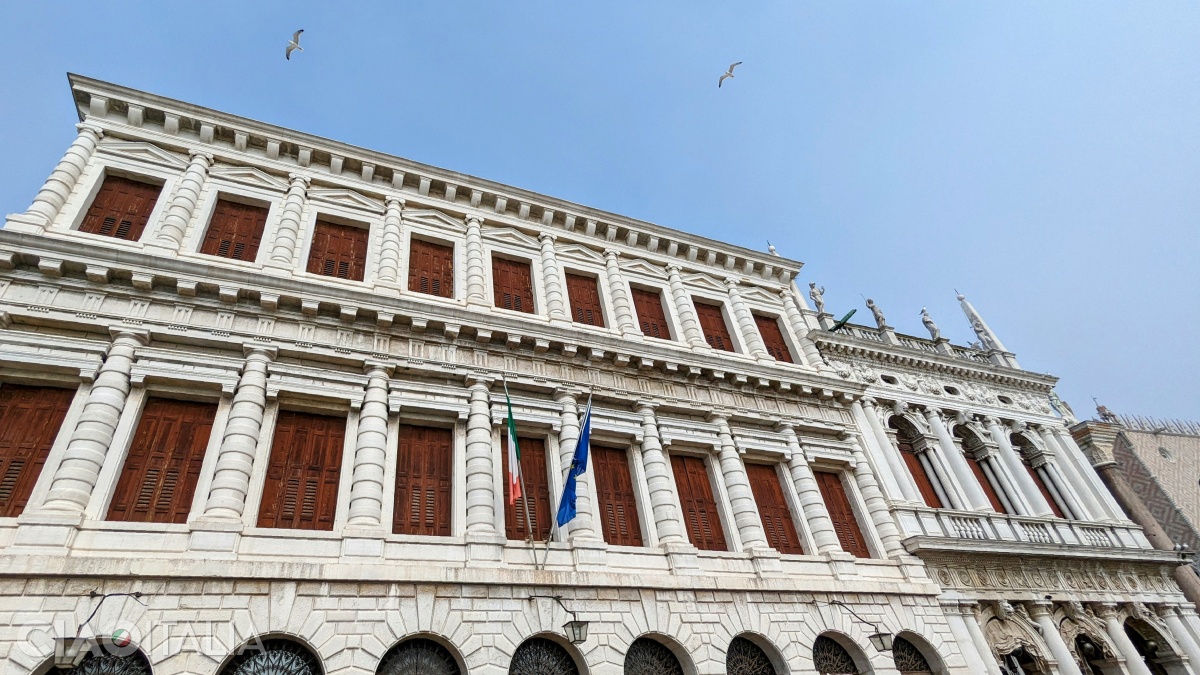 Zecca (monetăria Veneției) este situată cu fața spre mare, în continuarea Bibliotecii San Marco.