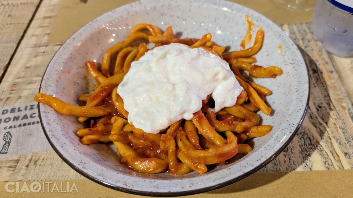Fileja cu brânză stracciatella și 'nduja