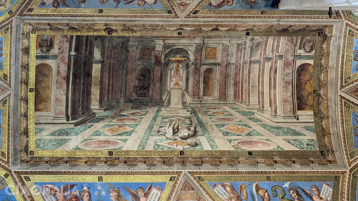 Pe tavan este pictat Triumful religiei creștine.
