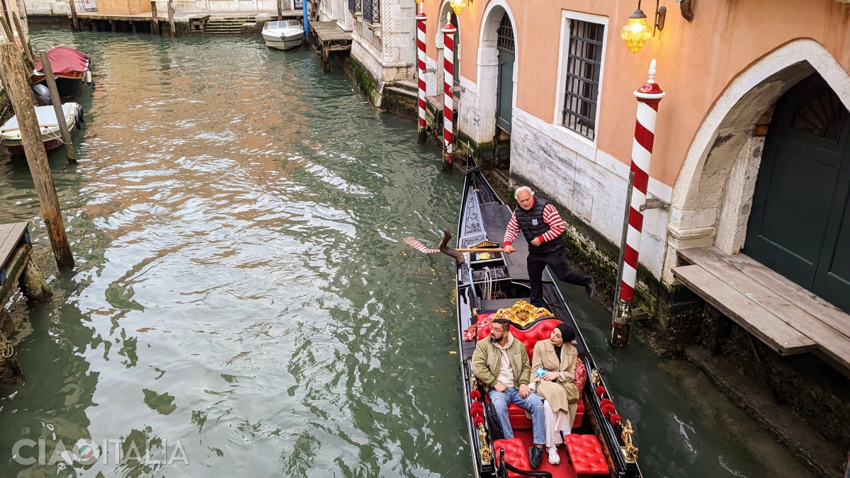 Poți rezerva un tur privat cu gondola sau o excursie de grup.