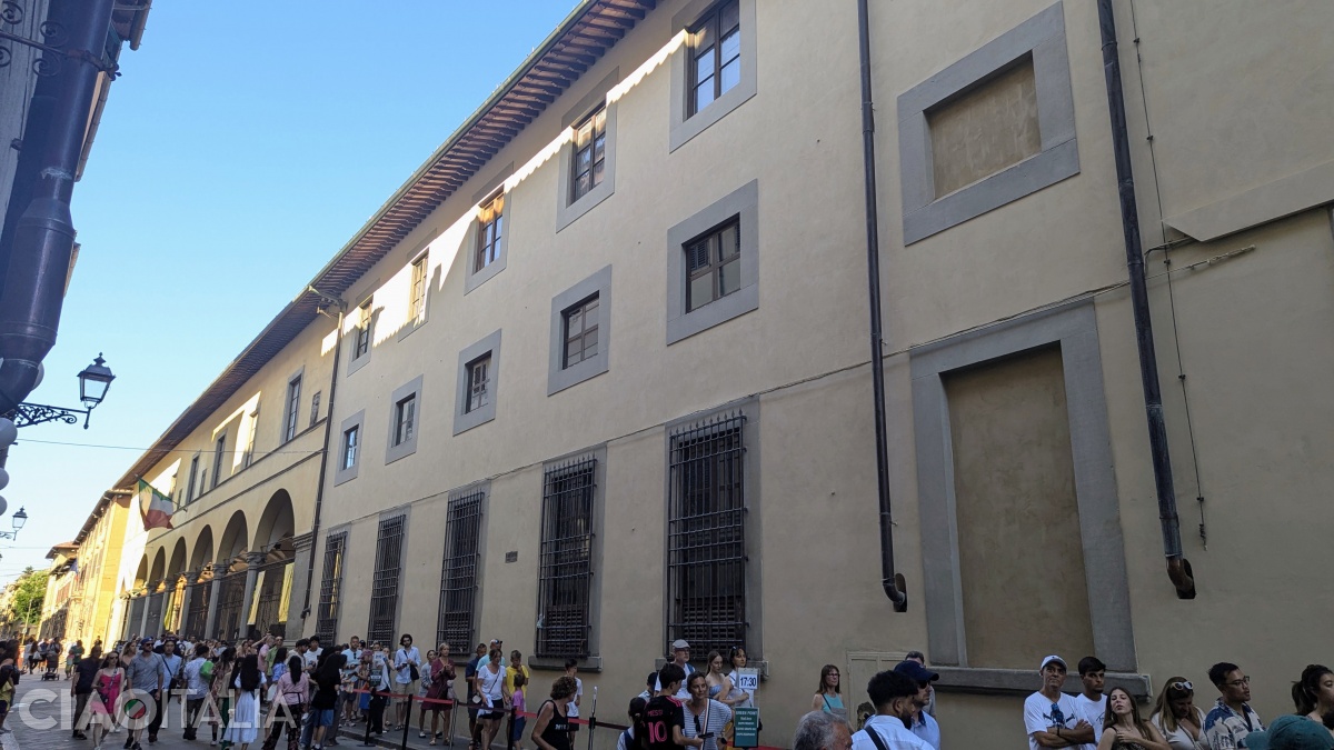 Cozile pentru intrarea la Galeria Academiei sunt de obicei foarte lungi.