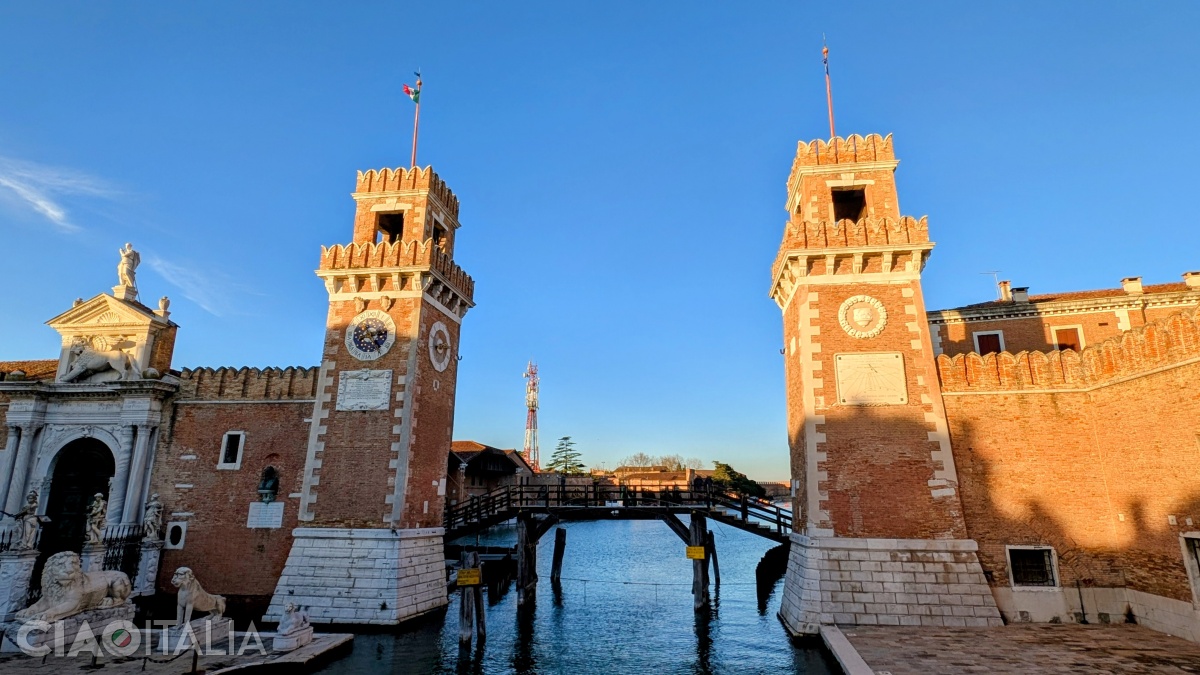 Cele două turnuri gemene străjuiesc Porta da Mar.