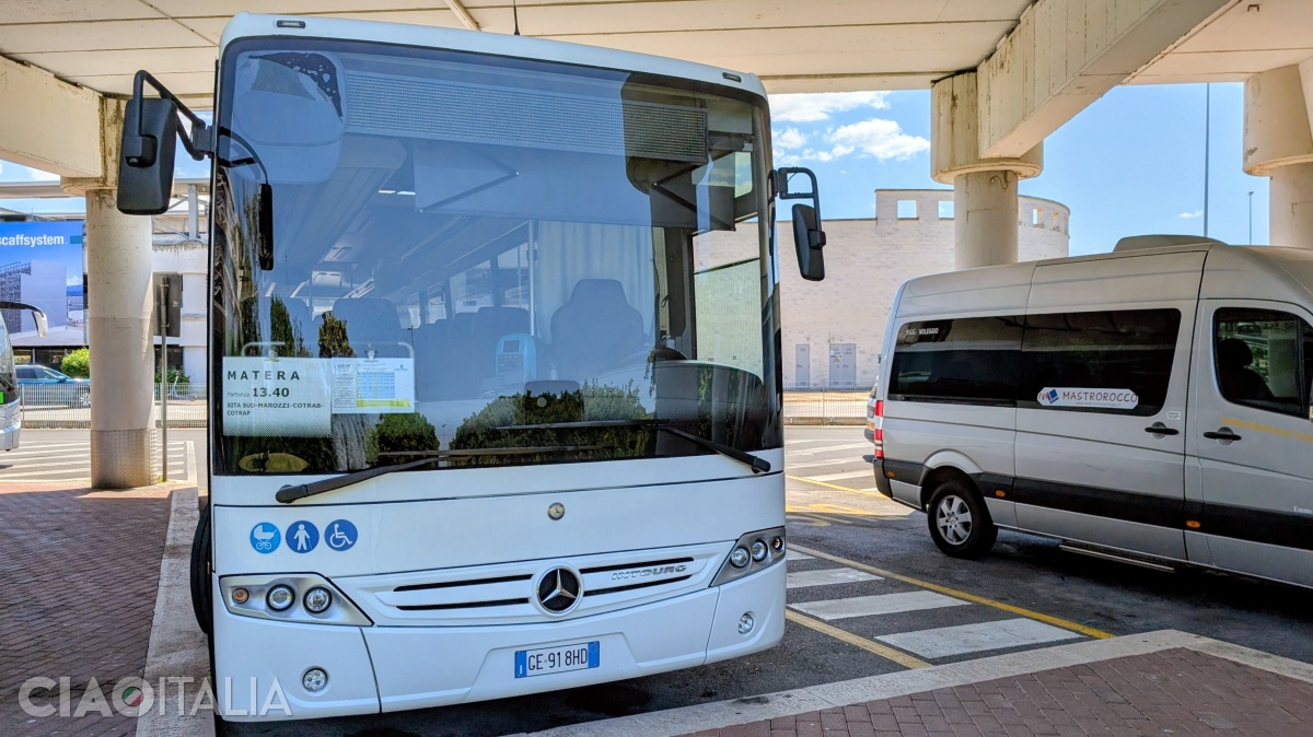 Autobuzele SITA Sud/ Maruzzi/ CoTrAP efectuează curse între aeroportul din Bari și Matera.