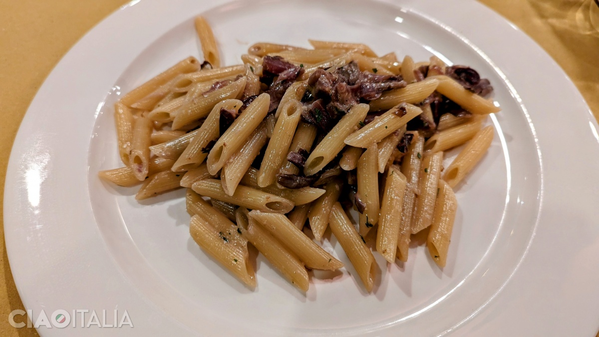 Penne cu radicchio trevisano, nuci și gorgonzola