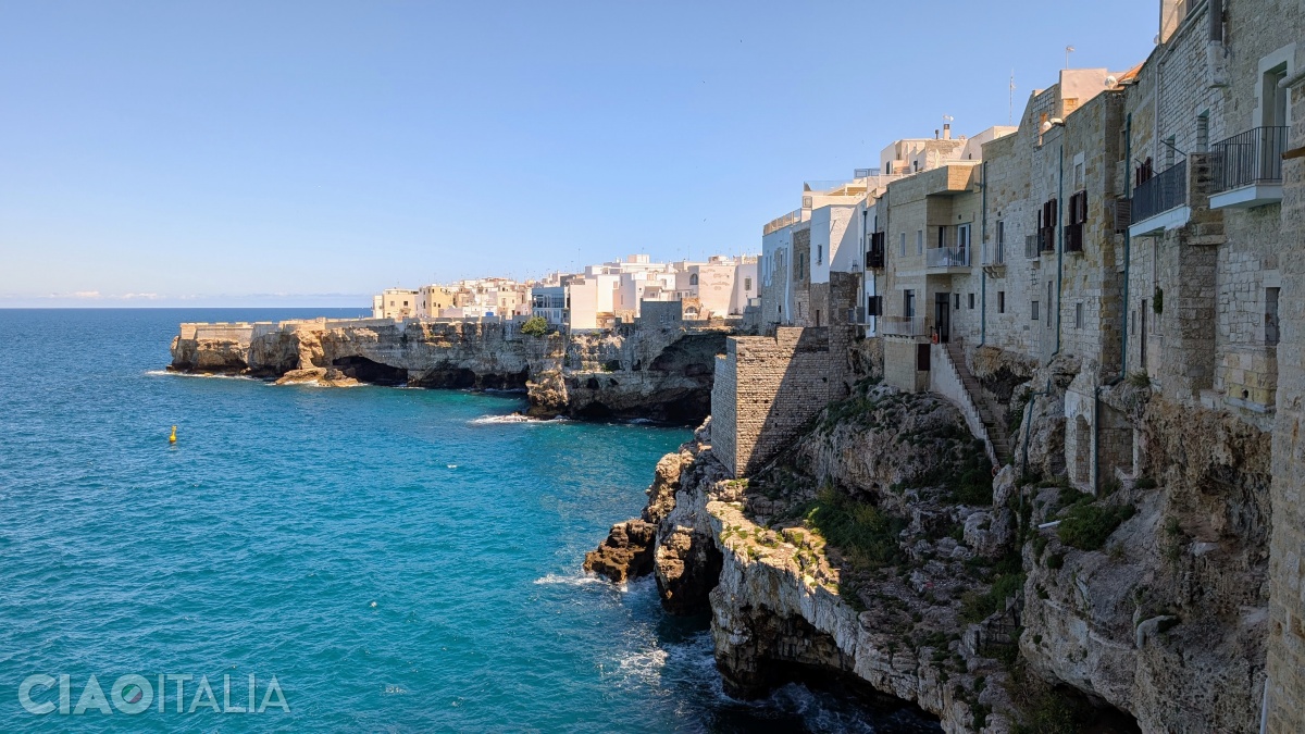 În Polignano a Mare vei găsi multe terase cu panoramă frumoasă.