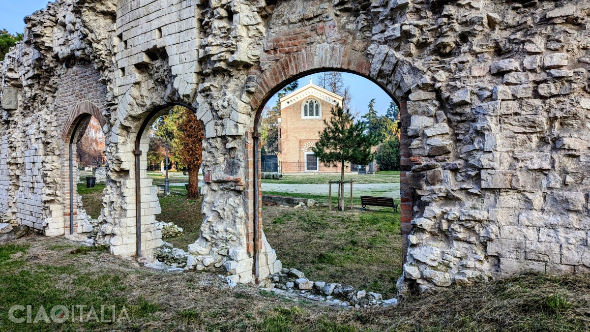 Capela Scrovegni, văzută printre ruinele fostului amfiteatru roman din Padova