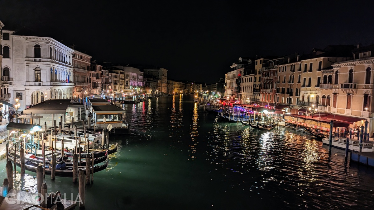 Vederea de pe Ponte di Rialto în timpul nopții.