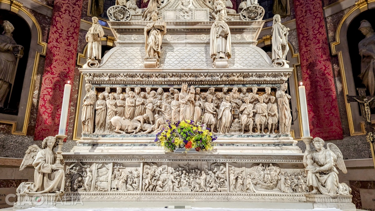 Arca di San Domenico. A doua statuie din partea stângă sus și îngerul din dreapta jos sunt sculptate de Michelangelo.