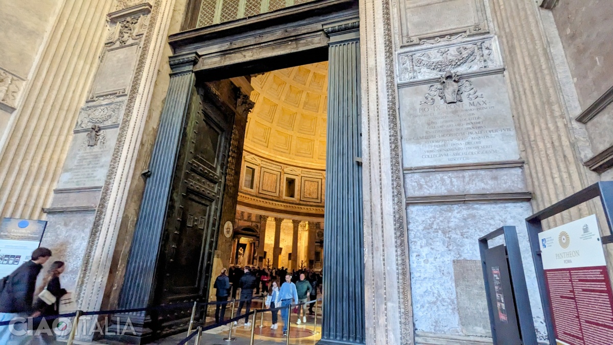 Enormele porți din bronz ale Pantheonului roman datează din perioada antică.