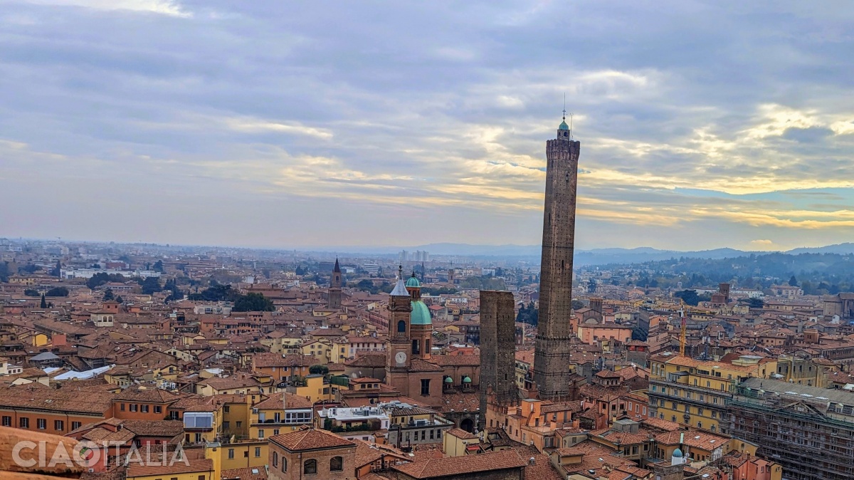 Cele două turnuri înclinate sunt simbolul orașului Bologna.