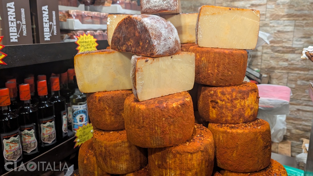 Brânzeturi în crustă picantă la Băcănia La Casetta del Piccantino din Tropea
