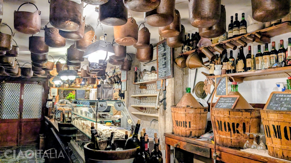 Cantina Do Mori este cel mai vechi bacaro din Veneția.