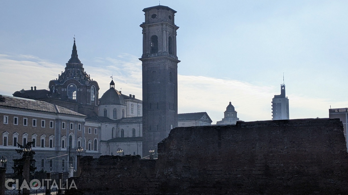 De la stânga la dreapta: Cupola lui Guarini, cupola Domului, turnul clopotniță și cupola Bisericii San Lorenzo.