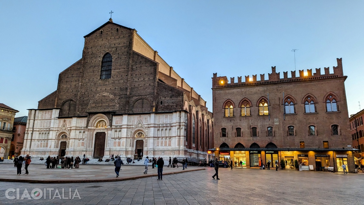 Basilica San Petronio domină Piazza Maggiore din Bologna.