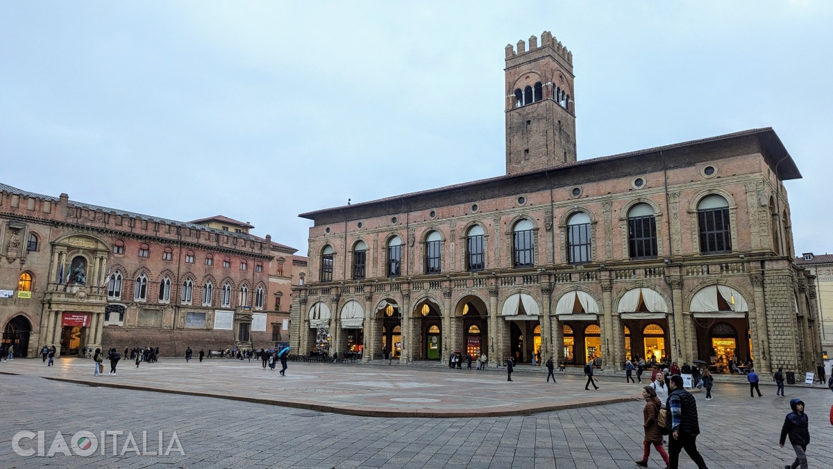 Turnul Arengo văzut dinspre Piazza Maggiore