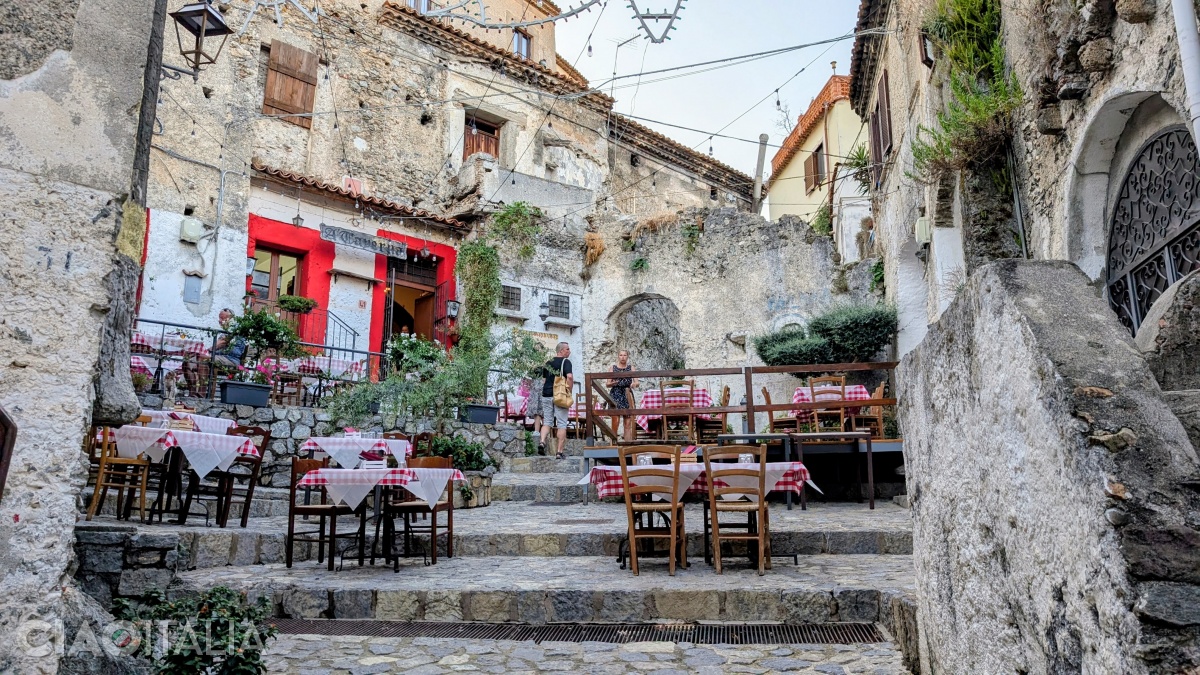 Pitorescul restaurant 'A Taverna din Scalea.