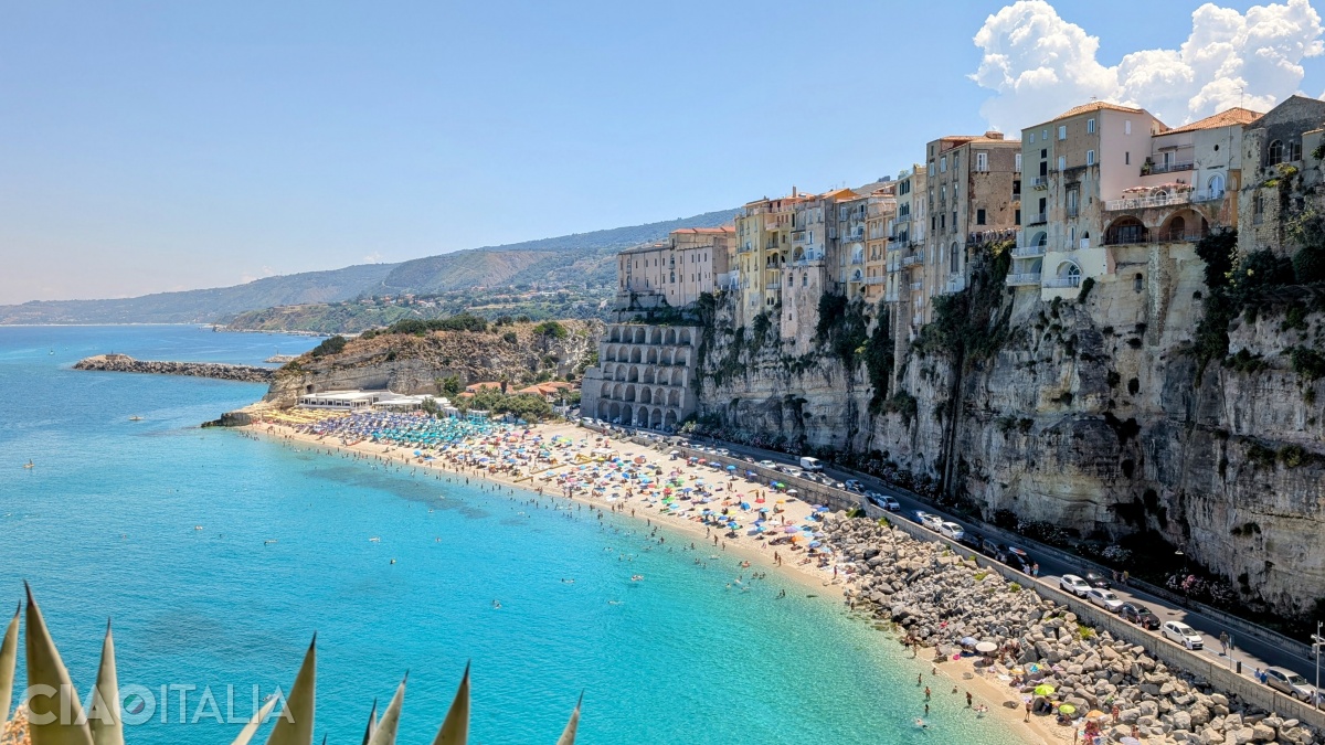 Plaja La Rotonda (numită și Le Roccette) este una dintre cele mai îndrăgite plaje din Tropea.