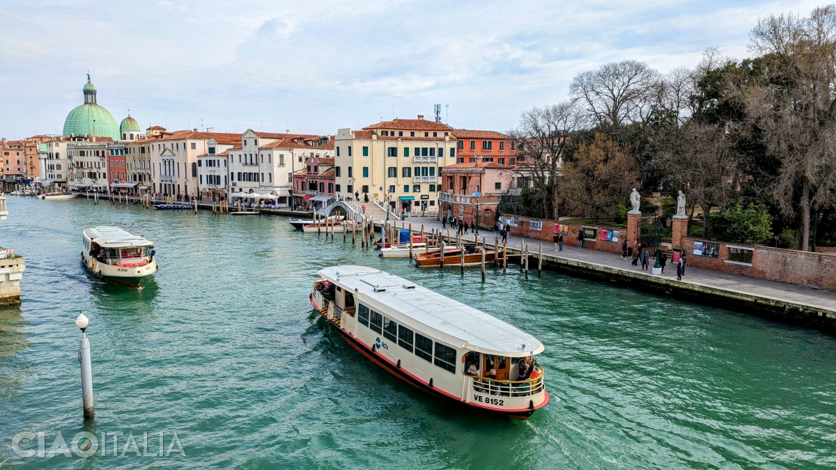 Cea mai răspândită modalitate de transport în Veneția este cu vaporetto.