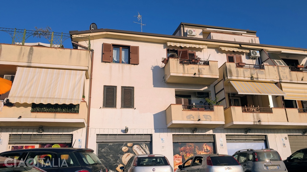 Clădirea în care se află Residenza Estea are la parter un supermarket.