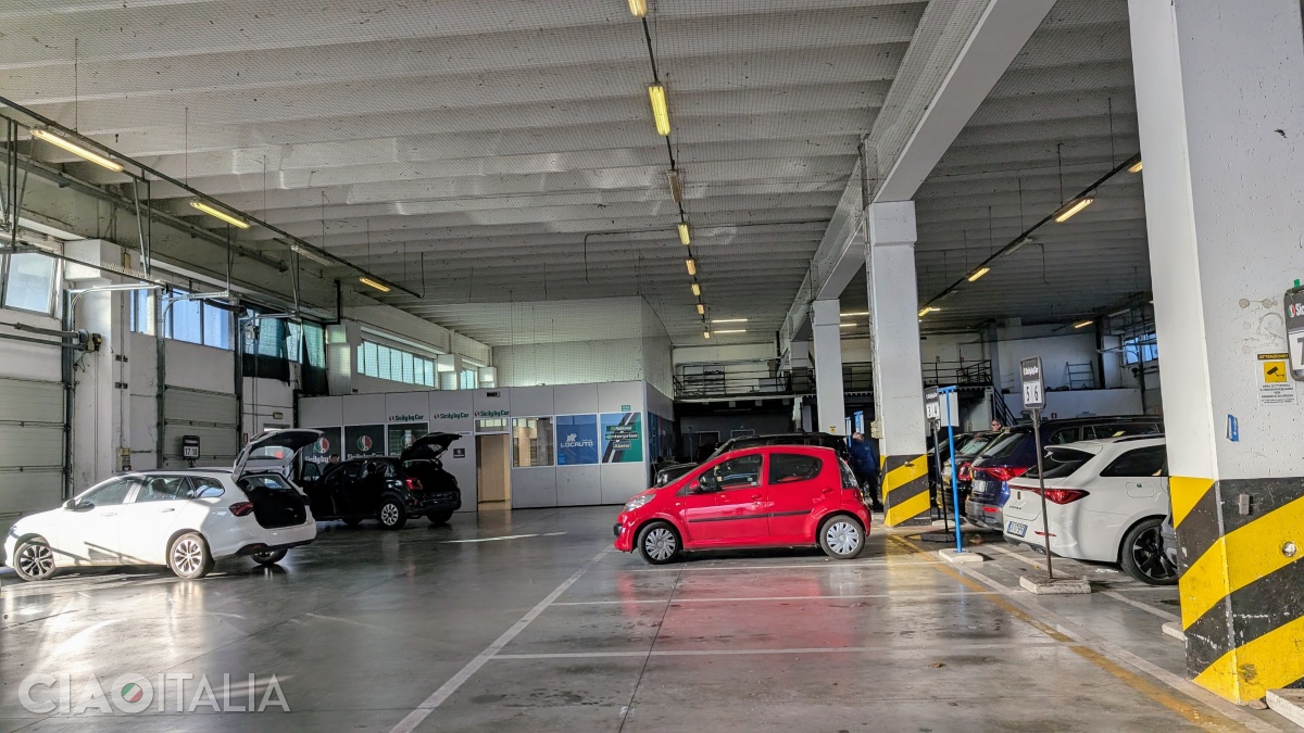 Zona interioară a parcării de rent a car