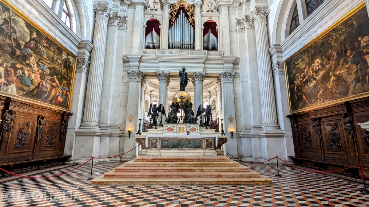 Altarul principal, încadrat de lucrările lui Tintoretto