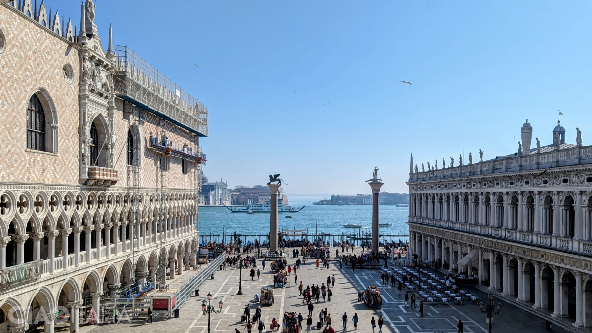 Conform unei superstiții venețiene, nu e bine să treci printre cele două coloane din Piazzetta San Marco.