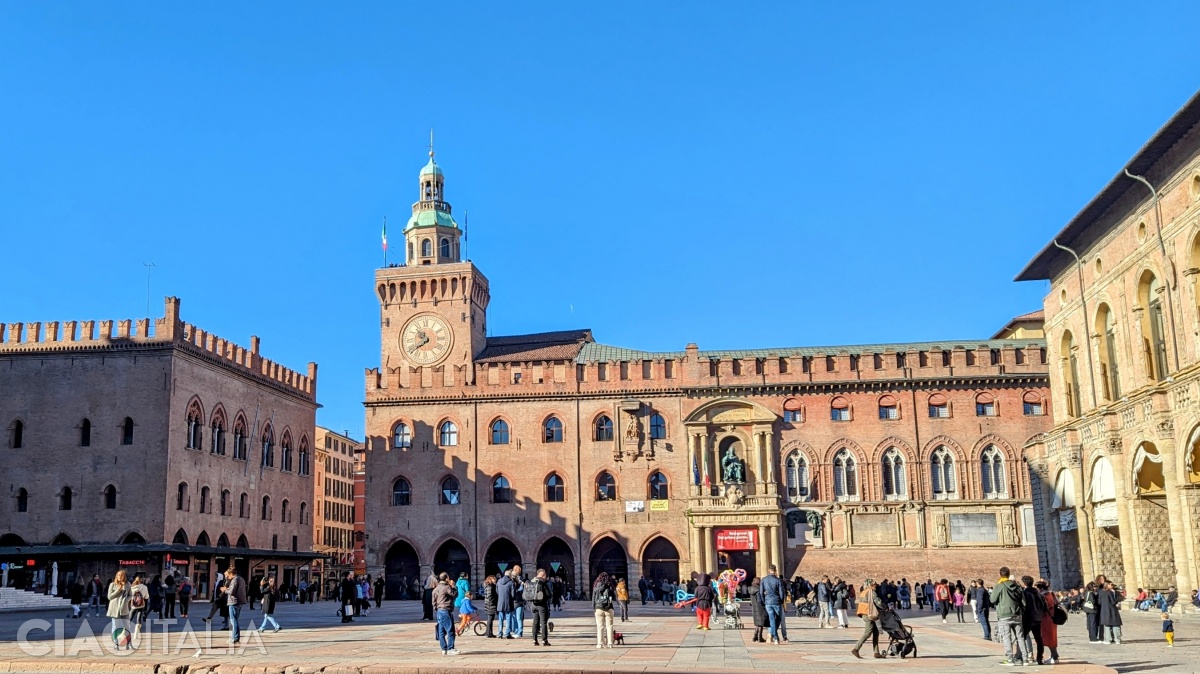 Turnul cu ceas se află pe colțul din stânga al Primăriei din Bologna.