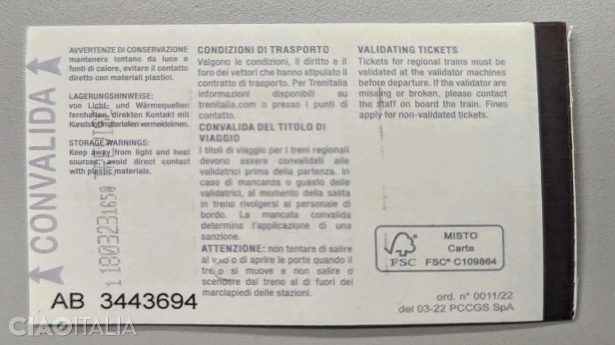 Biletele de tren se validează la aparatele din gară, pe partea din spate, aliniindu-le în stânga.