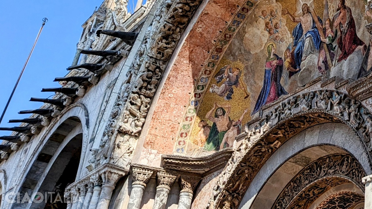 În partea din stânga jos a arcadei de piatră sculptată este reprezentat "arhitectul necunoscut" al Bazilicii San Marco.