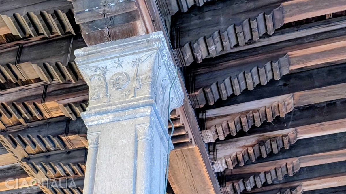 Capitel cu luna și stelele